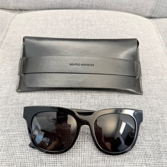 Gentle Monster Roy Black Sunglasses main image 2